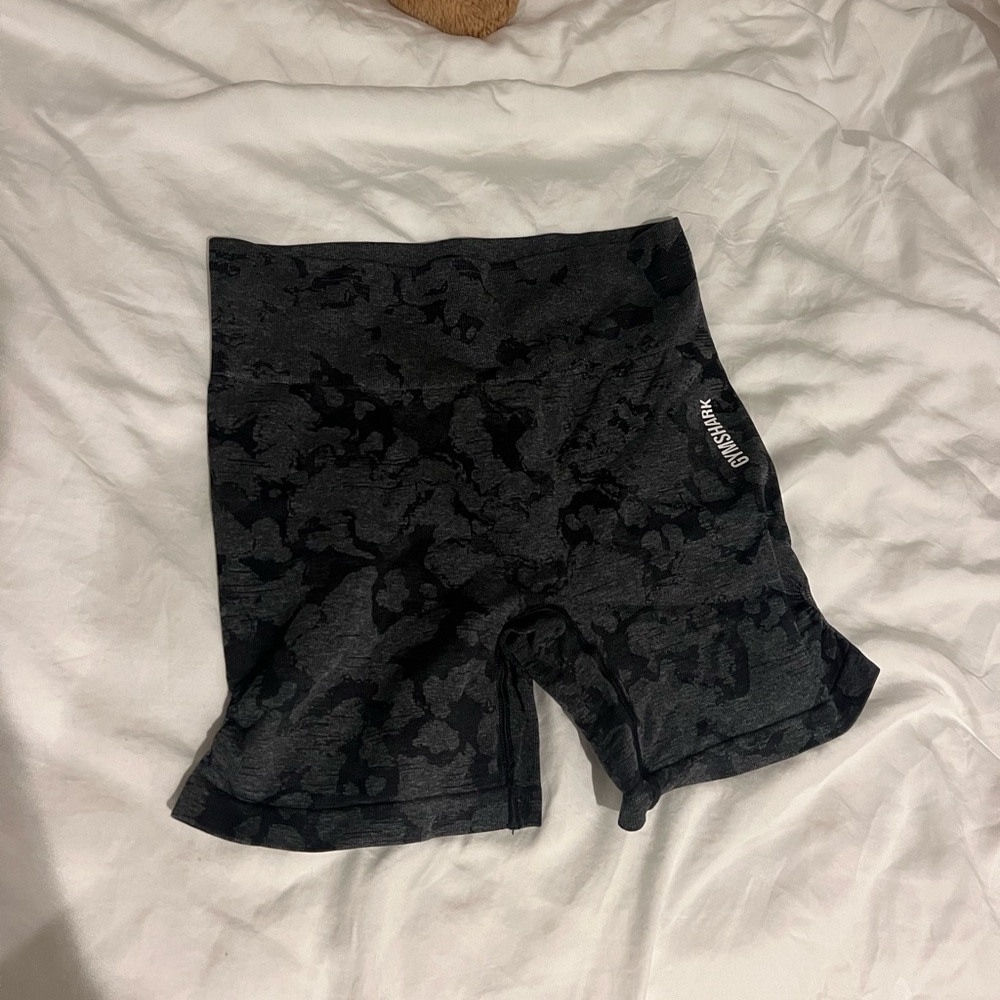 Gym shark shorts in camo